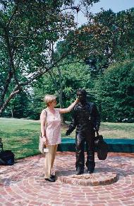 Eu, ao lado da estátua de Elvis com 13 anos.