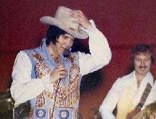 Pode-se ver James Burton, guitarrista de Elvis, nesta foto tirada num concerto de 1976.
