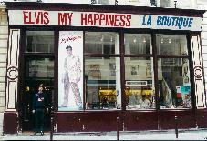 José João Simões, à porta da loja do Clube My Happiness, em Paris (Junho de 2002).