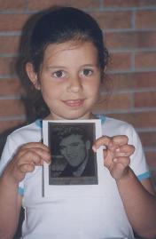 Ana Rita Simões, mostrando a foto espelhada de Elvis oferecida nesse dia a todos os sócios.